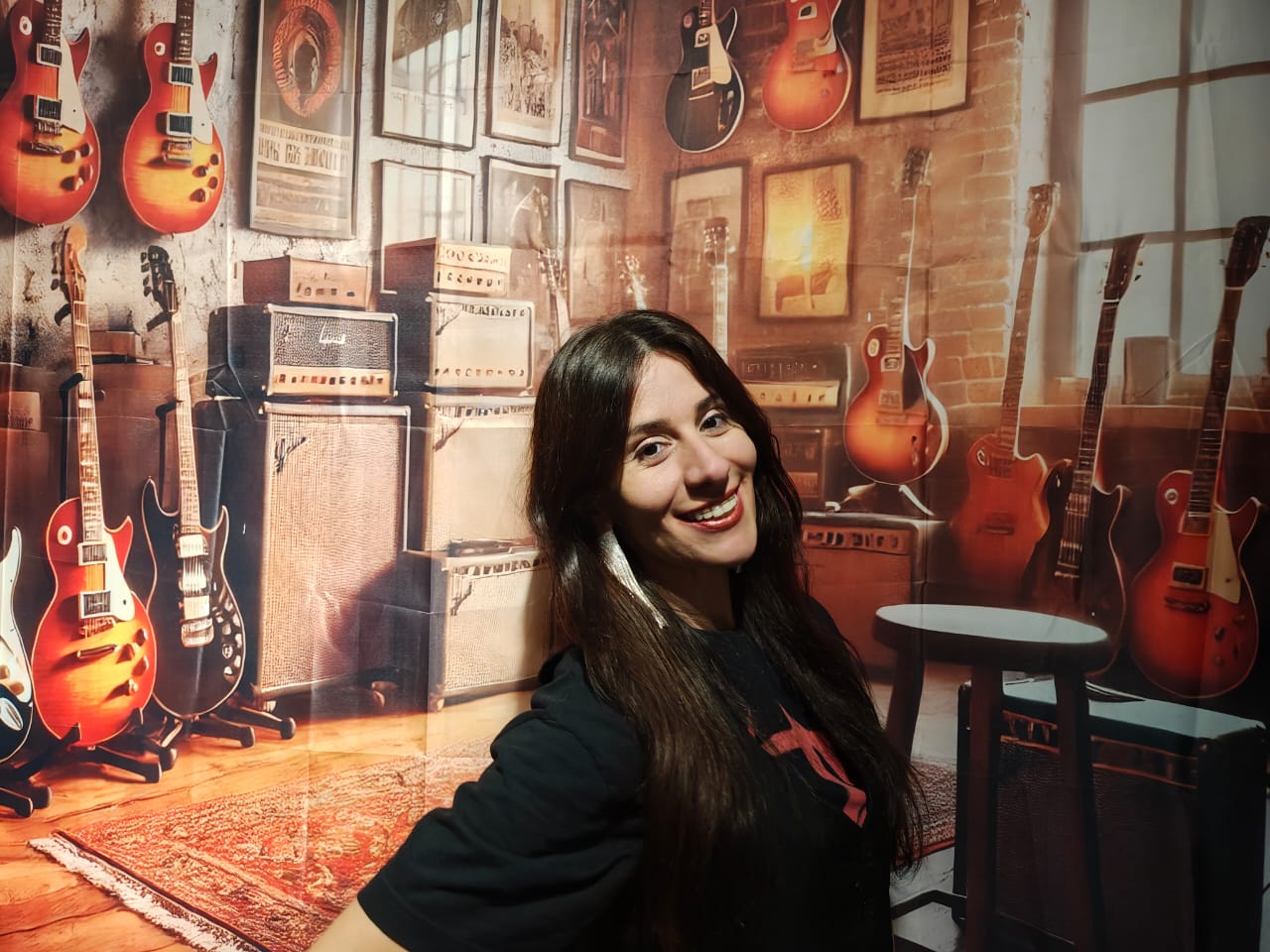 Ambiente decorado com guitarras e amplificadores